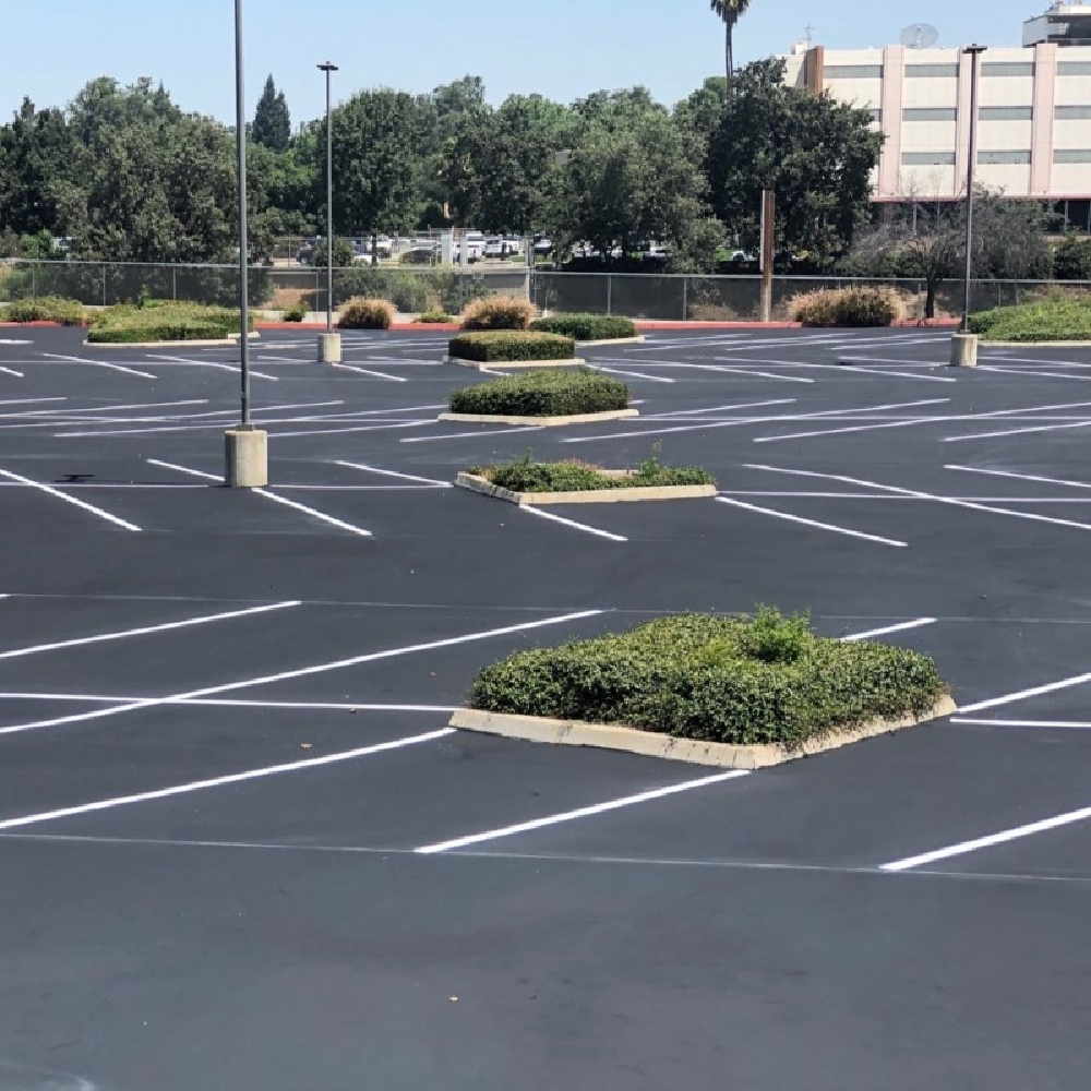 alt="Freshly sealcoated commercial parking lot with new white striping in Lara, CA"